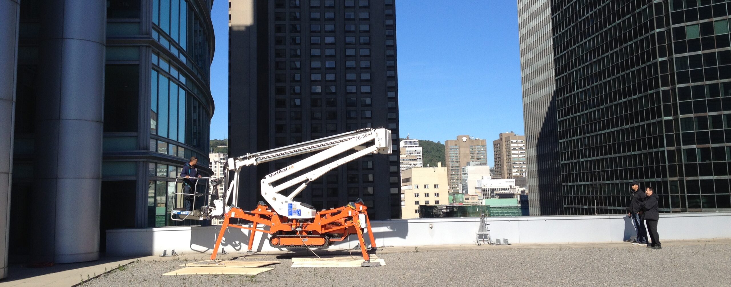 Photo of Easy Lift 70-36AJ working on skycraper's roof Downtown Montreal